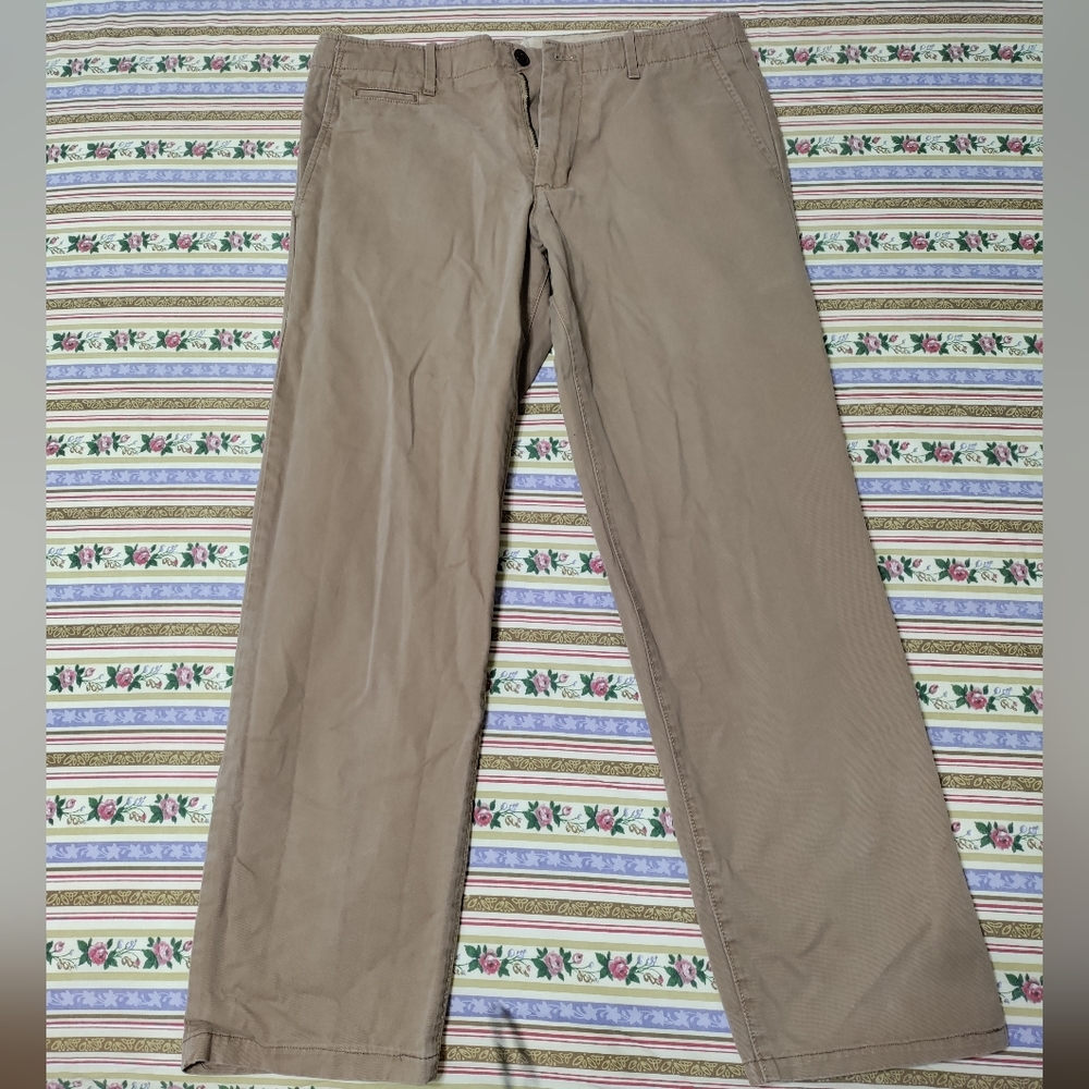 GAP khakis slacks size 33x30